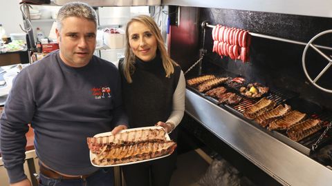 El Entrev�as, dirigido por Roberto y Mar�a y antes por los padres de �l, lleva cuatro d�cadas encendiendo las brasas para preparar uno de los churrascos m�s populares de Santiago. Ha tenido tres ubicaciones entre Conxo y O Casti�eiri�o ?la primera, junto a dos l�neas de ferrocarril? de ah� el nombre.