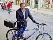 Ruiz Rivas posa en una c�ntrica calle de la ciudad con una de las bicicletas de la Polic�a Local.