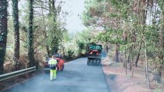 Trabajos de asfaltado y mejora de caminos en Cambre.