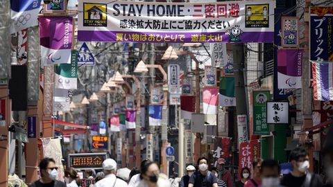 En Tokio, una pancarta llama a las personas a quedarse en casa