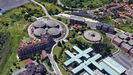 A la izquierda y centro, los viejos dep�sitos de agua del barrio de El Cristo de Oviedo. A la derecha, parte del campus de la Universidad de Oviedo
