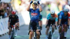 Jasper Philipsen celebra la victoria en la etapa de este mi�rcoles del Tour de Francia.