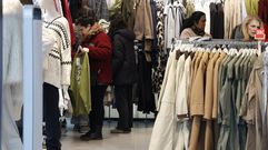 Consumidores comprando en un establecimiento corus
