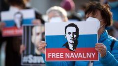 Una mujer sostiene un cartel pidiendo la libertad de Alexei Navalni