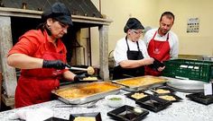 Elaboraci�n de tapas en uno de los locales durante una edici�n anterior en As Pontes . 