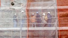 T�cnicos comprobando el estado del muro lateral de la iglesia de Melide 