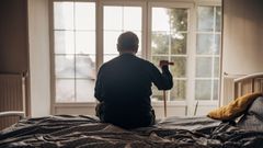 Un hombre de la tercera edad levantndose de la cama