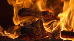 Fuego en el interior de una chimenea.Fuego en el interior de una chimenea