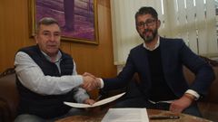 Manuel Ruiz y Luis Oujo, alcaldes de Ribeira y Porto do Son respectivamente, sellan el pacto para la elaboraci�n de dos talleres de empleo