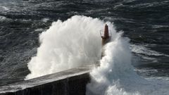 Temporal y oleaje en el faro de Viavelez