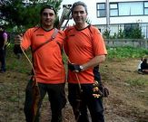 Dos integrantes de Arkeiros do Deza en el estreno del club en Bens.