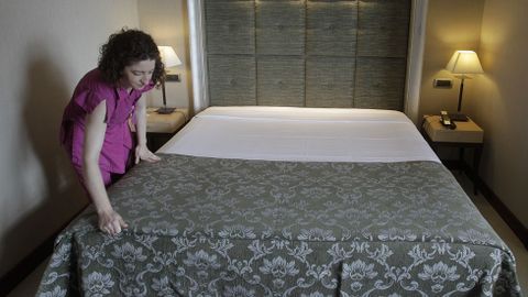 Por �ltimo. Sin una arruga, cuando est� perfecta se coloca la �ltima colcha y en el hotel la dejan doblada sobre s� misma hasta los pies de la cama.