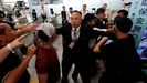 Un miembro del aeropuerto de Hong Kong intenta contener a los manifestantes ante el mostrador de una compa��a a�rea 