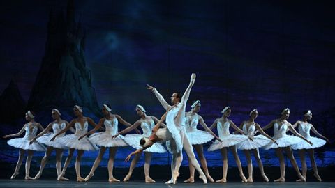 El Ballet de Kiev representando «El lago de los cisnes»