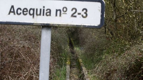 Acequia sin agua del regad�o en la parroquia monfortina de A Parte