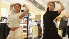 Dos bailarinas interpretan en El Corte Ingl�s �El ruido en calma�, una pieza creada por profesoras de Presto Vivace con motivo del D�a de la Danza