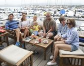 Dos matrimonios noruegos en el puerto de Portonovo, que visitaron por primera vez. 