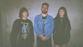 <span lang= gl >Mariagrep e Clara Redondo escoltan a Nuno Pico nunha imaxe da banda Grande Amore.</span>