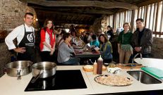 Nava Castro y Sol V�zquez, en la demostraci�n del chef H�ctor L�pez.