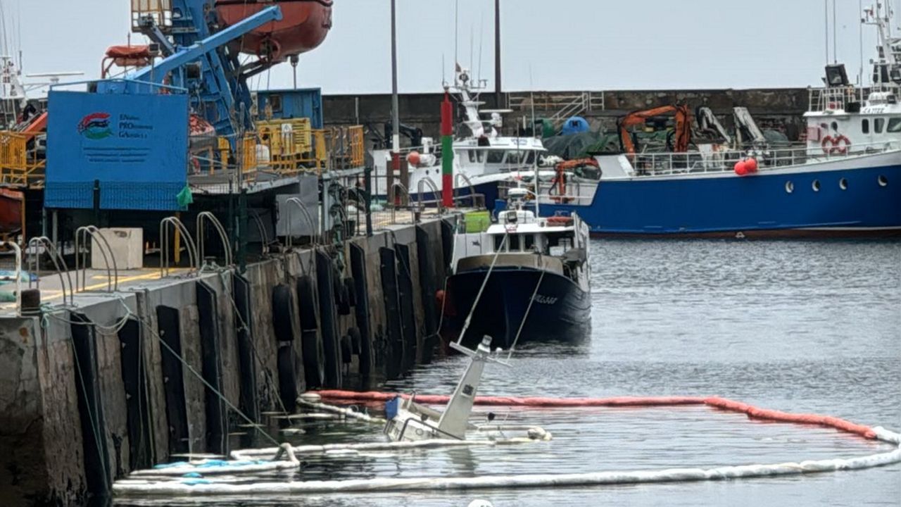 Un barco se va a pique en el puerto de Portosín