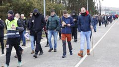 Participantes en la protesta,  dirigi�ndose a la rotonda de Barres