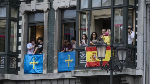 Vecinos de Oviedo viendo la llegada de los asistentes�al teatro Campoamor para celebrar los�Premios Princesa de Asturias 2025