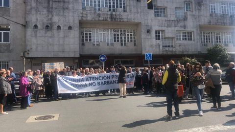 Concentraci�n delante del centro de salud de Ribeira