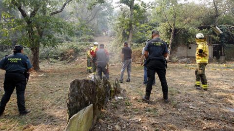 Agentes de la Guardia Civil, con vecinos y equipos de extinción en la aldea de Cereixido