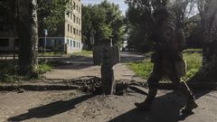 Soldado ucraniano frente a un misil ruso sin detonar en Severodonetsk.