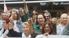 Asistentes a la movilizaci�n en Ferrol agitando las llaves de sus casas.