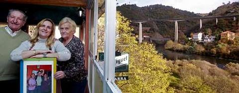 Emilio Regueiro, sastre jubilado, posa frente a la casa familiar del presidente.