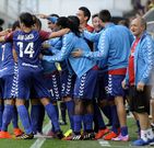 Los jugadores del Eibar festejan su primer gol en Primera; a la derecha, Zapi, el utillero. 