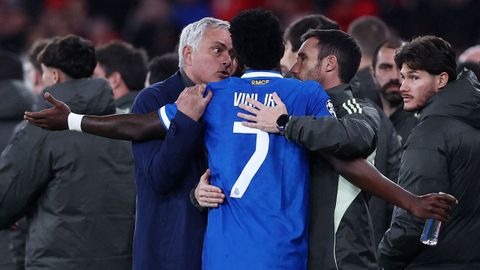 Mourinho, que acab&oacute; expulsado, charla con Vinicius tras denunciar el brasile&ntilde;o insultos racistas.
