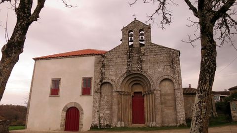 Iglesia de San Paio de Diomondi, en O Saviñao. El edificio de la izquierda es el antiguo palacio de verano de los obispos de Lugo, rehabilitado recientemente