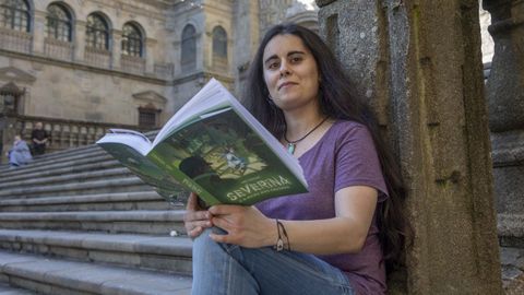 A ilustradora e autora de banda dese&ntilde;ada In&eacute;s V&aacute;zquez posa na praza das Prater&iacute;as de Santiago, escenario de moitos momentos da novela gr&aacute;fica &laquo;Severina e a ra&iacute;&ntilde;a dos trasnos&raquo;. 