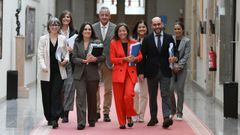 De izquierda a derecha, en primera fila, �ngeles V. Su�rez (directora general de Desenvolvemento Pesqueiro), Mar�a Luisa Botana (secretaria general t�cnica de Mar), Marta Villaverde (conselleira de Mar), Isaac Ros�n (director general de Pesca); y, detr�s, Natalia Botana (presidenta de Portos), Juan Carlos Codesido (subdirector xeral de Gardacostas), Covadonga Salgado (directora de la Axencia Intecmar) y Rosa Chapela (directora del Cetmar), ayer, cuando presentaron el presupuesto de la conseller�a para el 2027.