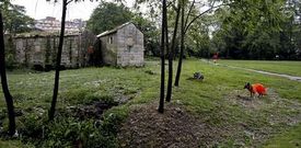 La parcela tiene 6.156 metros cuadrados de superficie, se encuentra en el paseo del Gafos e incluye un par de edificaciones.