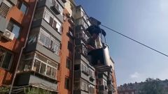 Fotograma de uno de los v�deos difundidos por medios chinos del telef�rico casero con el que Wang sube a su casa.