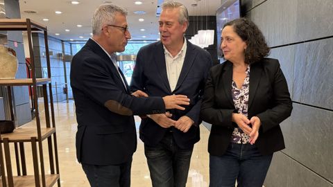 De izquierda a derecha, Luis Verde Remeseiro, gerente del Area Sanitaria da Coruña e Cee; Antonio Gómez Caamaño, conselleiro de Sanidade, y Belén do Campo Piñeiro, delegada territorial de la Xunta en A Coruña