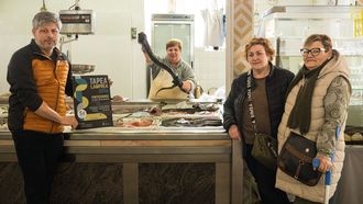 Mall�n, Carmen, Josefa e Isabel, ayer en la plaza de Pontecesures.