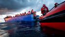 Migrantes a la espera de puerto en el Mediterr�neo central, cerca de Sicilia