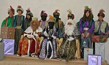 <span lang= es-es >Los Reyes Magos, junto con sus pajes y el resto de miembros de su s�quito, posaron para la foto antes de reunirse con los peque�os pastoricenses. </span>