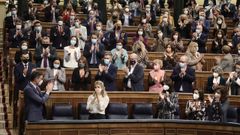 El presidente del Gobierno, Pedro Snchez, agradece los aplausos de la bancada del PSOE tras su intervencin en el pleno del Congreso de este mircoles.