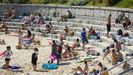 Las playas de Riazor, Orzn, Matadero y San Amaro se han llenado de gente en el primer da de la fase 2 de la desescalada, con el bao ya permitido