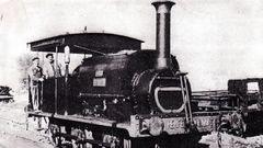 La locomotora Sarita no fue la primera, pero s� la m�s querida. El abuelo de Cela envi� dos a�os a Inglaterra al maquinista Francisco Porto para que aprendiese a guiarla.