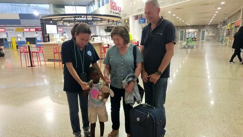Irene, de 4 aos, se despide en Alvedro de su familia de acogida.