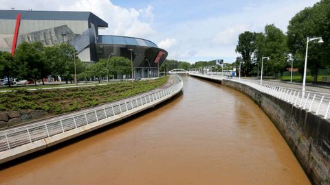 Aspecto que presenta el agua del r�o Piles tras una jornada de fuertes lluvias